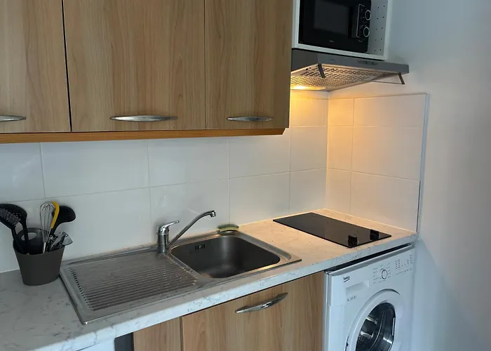 Calif, Face Tram Proche Apartment *